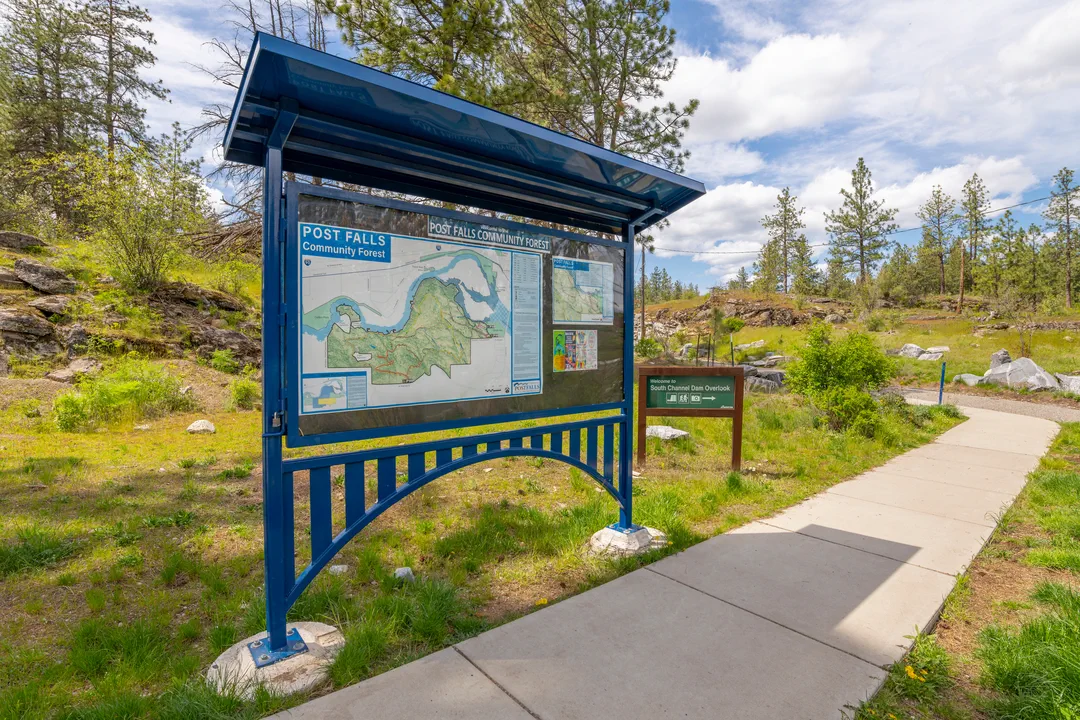 Outdoor information and wayfinding signs